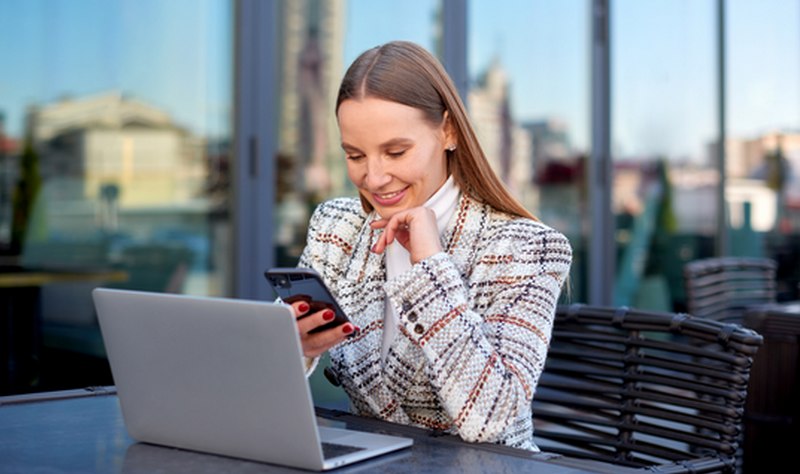 Jeune femme optimiste pour son avenir