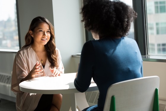 Femme passe un entretien ou travaille avec son coach MPO