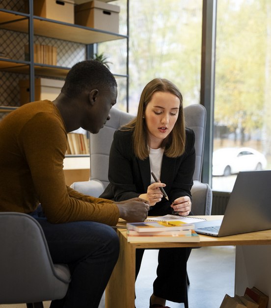 MPO-DRH en entretien pour définir un programme d'inplacement pour le salarié