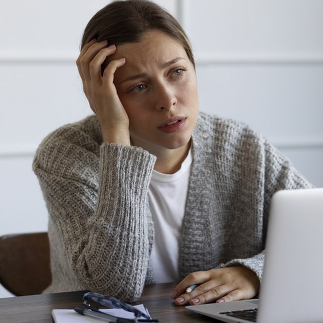 Femme déprimée au travail qui a besoin d'un inplacement pour rebondir avec MPO
