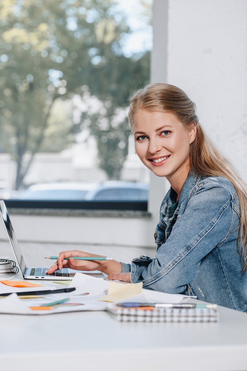 Femme réussite souriante pensant à MPO