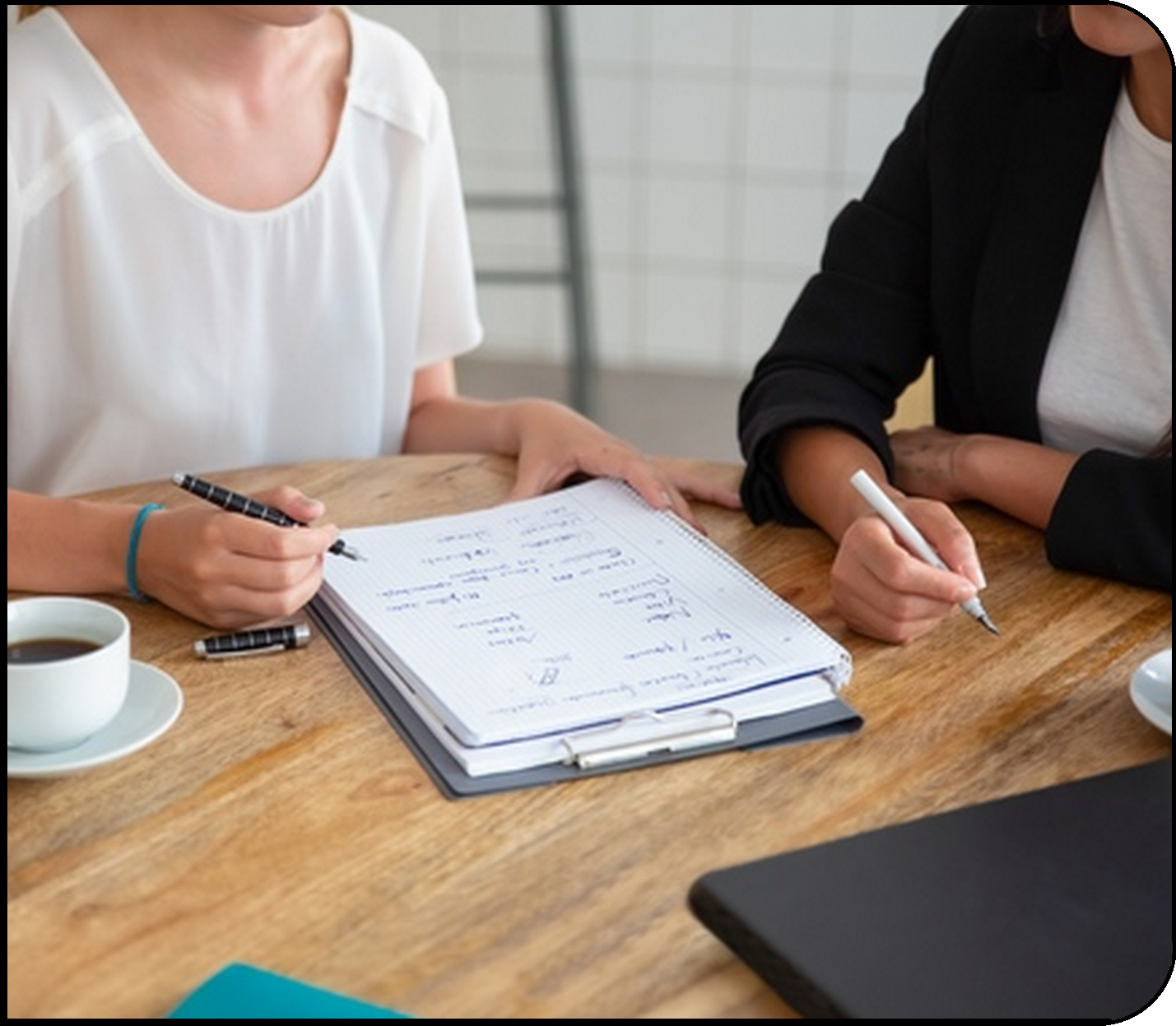 Jeune femme en seance de coaching pour son outplacement et accélérer sa transition de carriere - MPO