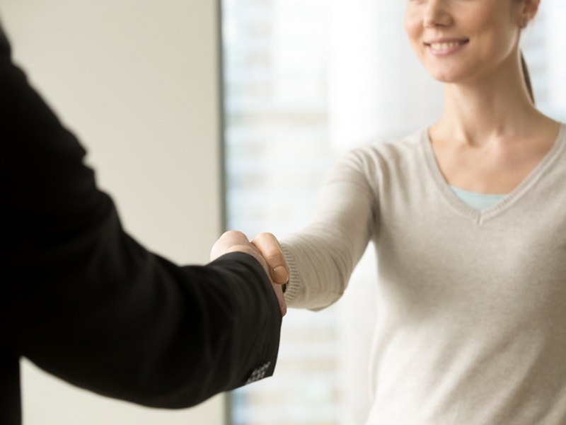 Personne qui sert la main d'un DRH qui lui finance un accompagnement - MPO