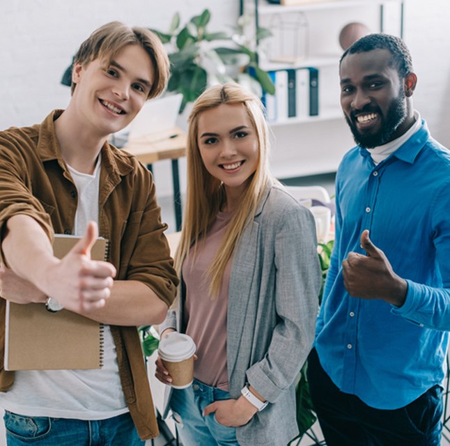 Groupe de collègues heureux de leur mobilité avec MPO
