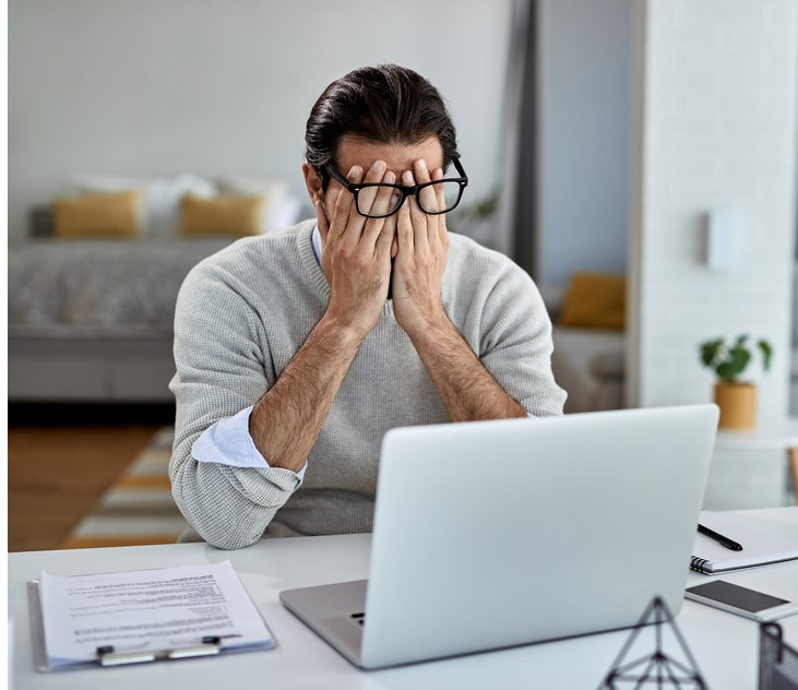 Homme déprimé qui a besoin d'un outplacement MPO pour rebondir