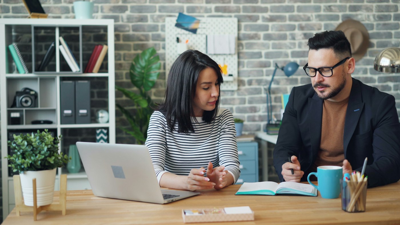 Un coach et une personne retravaillent ensemble CV et profil LinkedIn