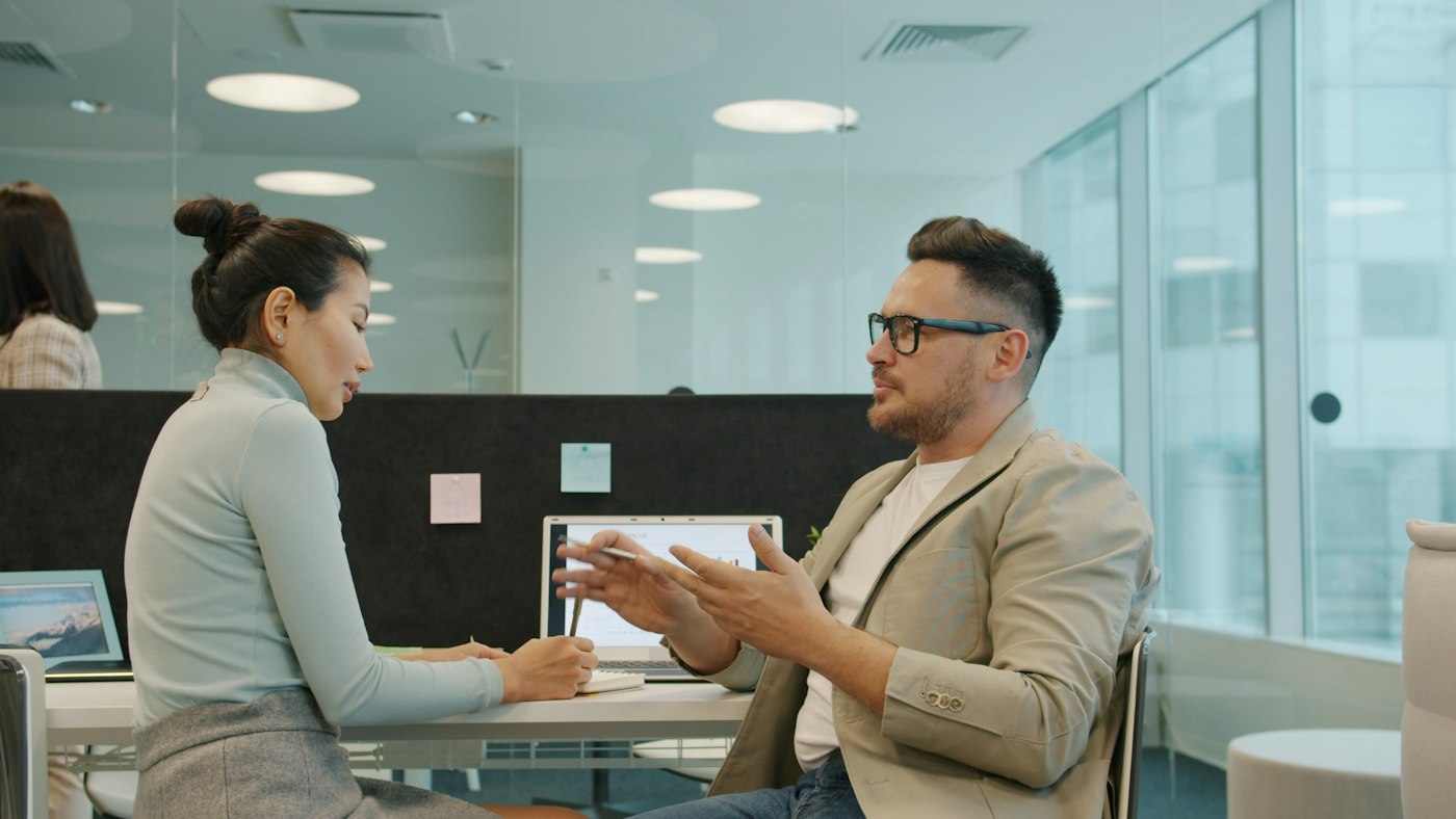 Une personne et son coach échangent pour définir un projet professionnel