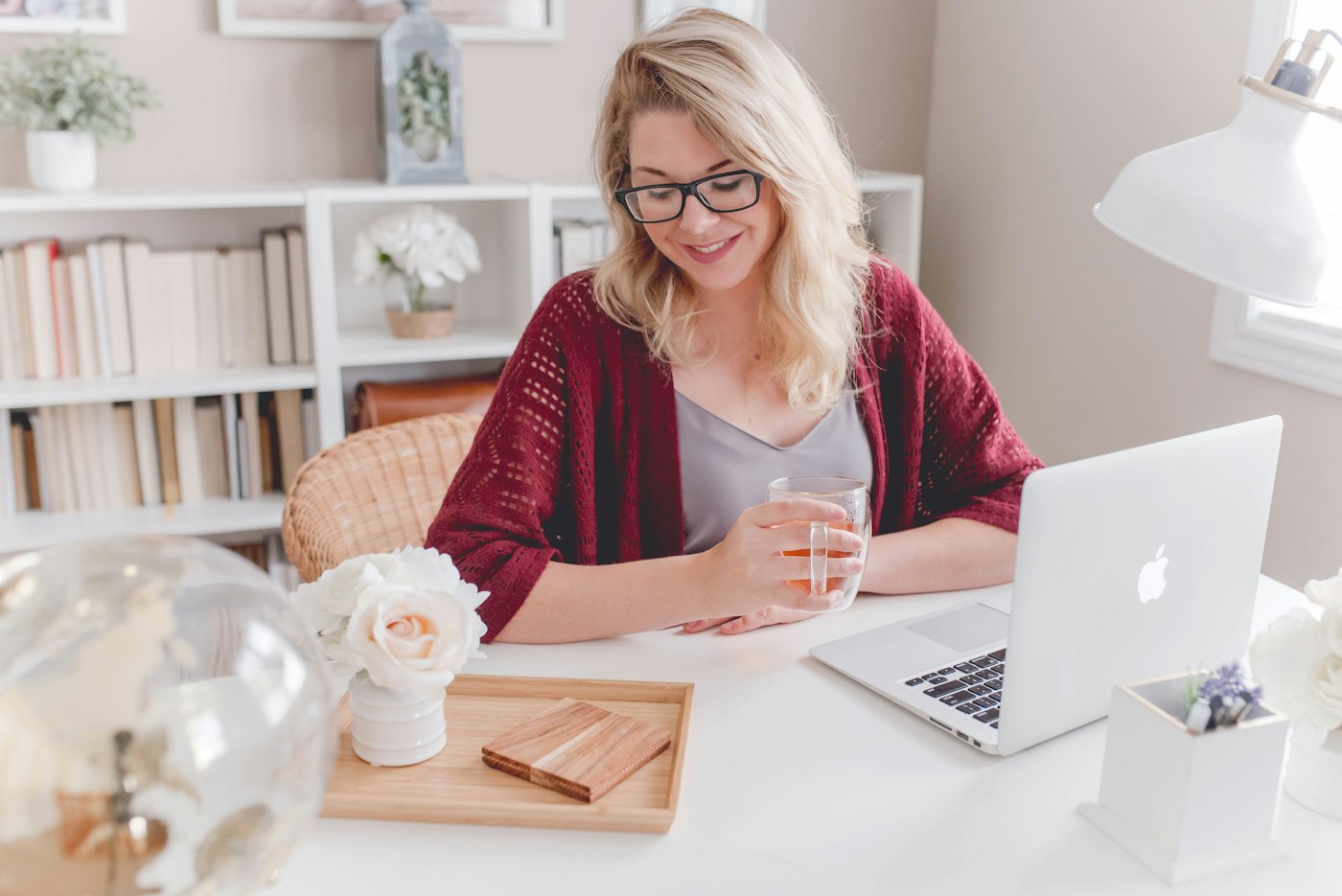 Une femme avance sur son parcours avec la web app MPO