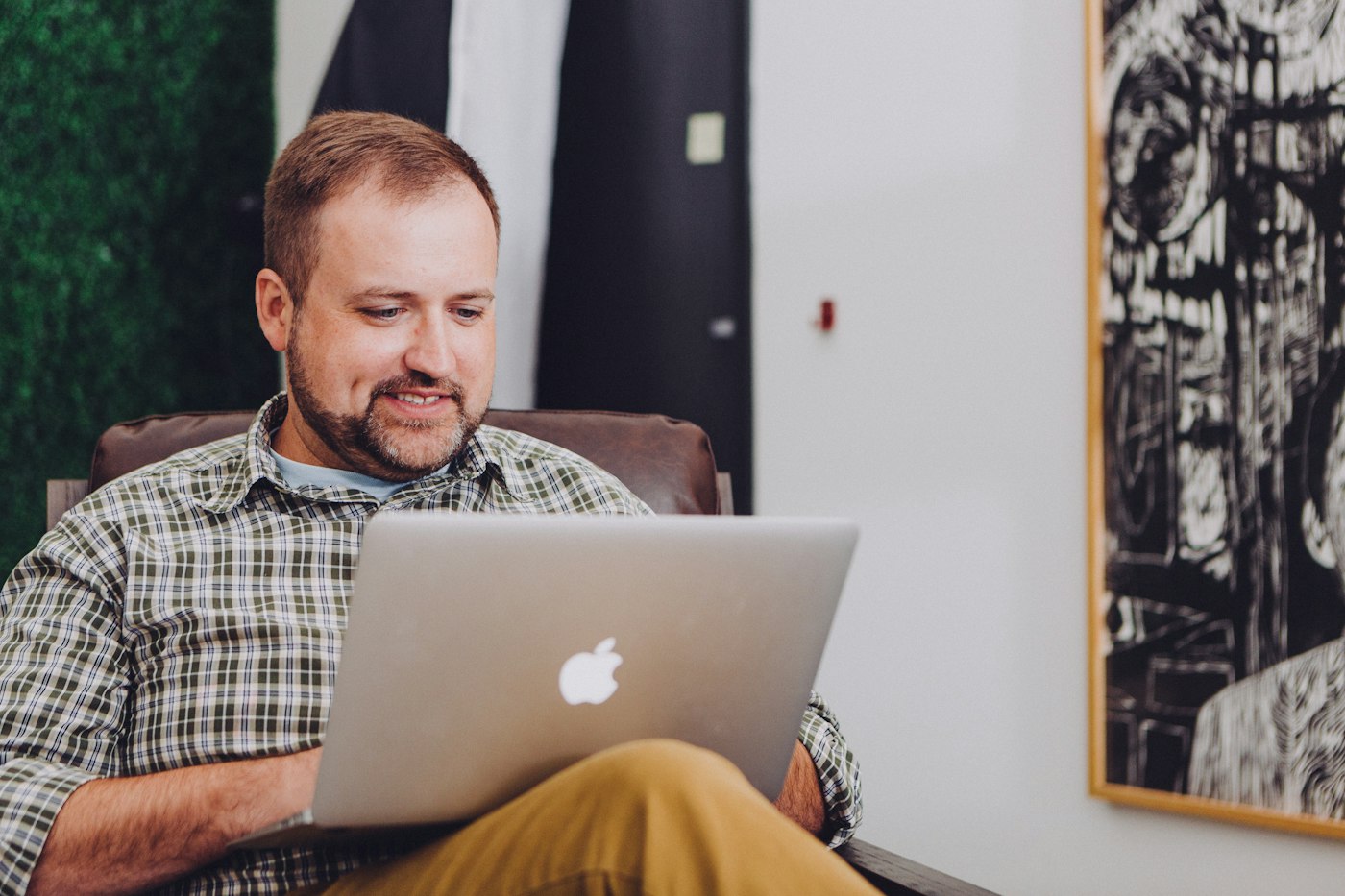 Un homme prend en main la web app sur son ordinateur