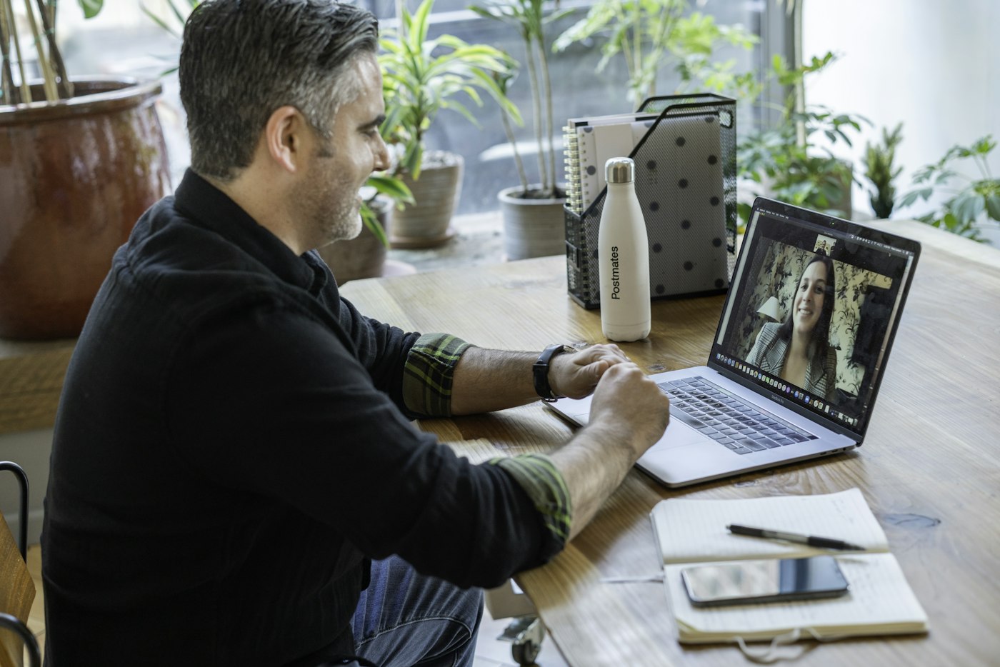 Un coach en visio avec une personne accompagnée