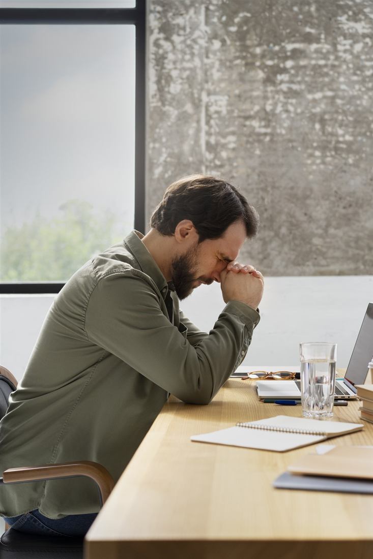 Un collaborateur en poste qui s'interroge sur sa situation professionnelle