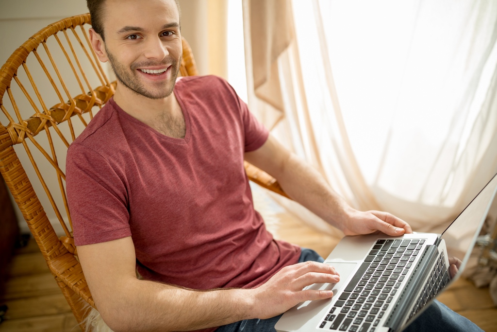 Homme travaillant de chez lui avec MPO