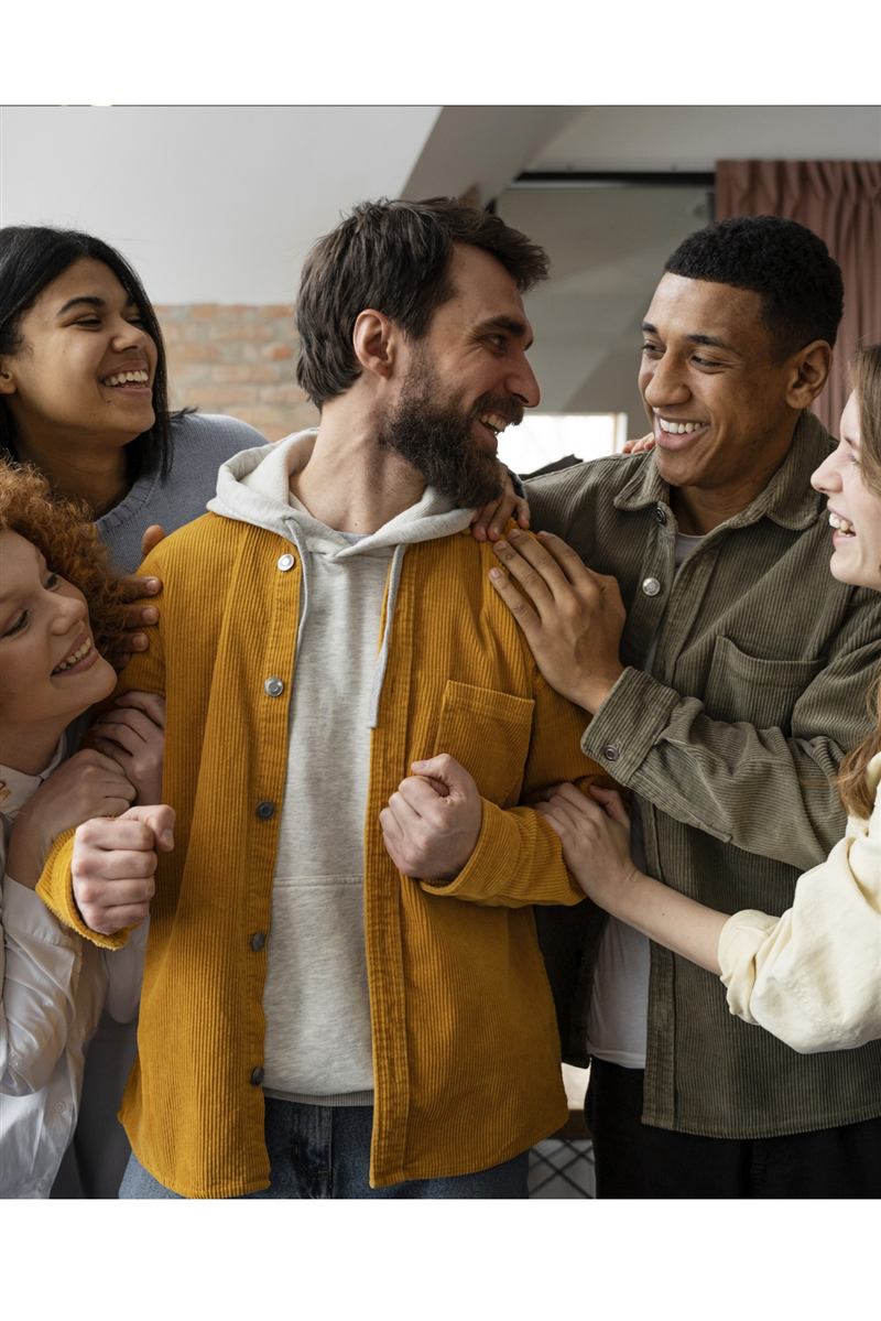 Un groupe de collaborateurs souriants