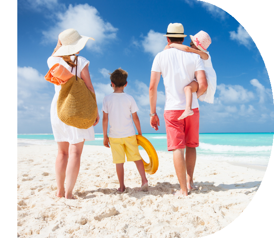 MPO - famille marchant dans le sable en vacances