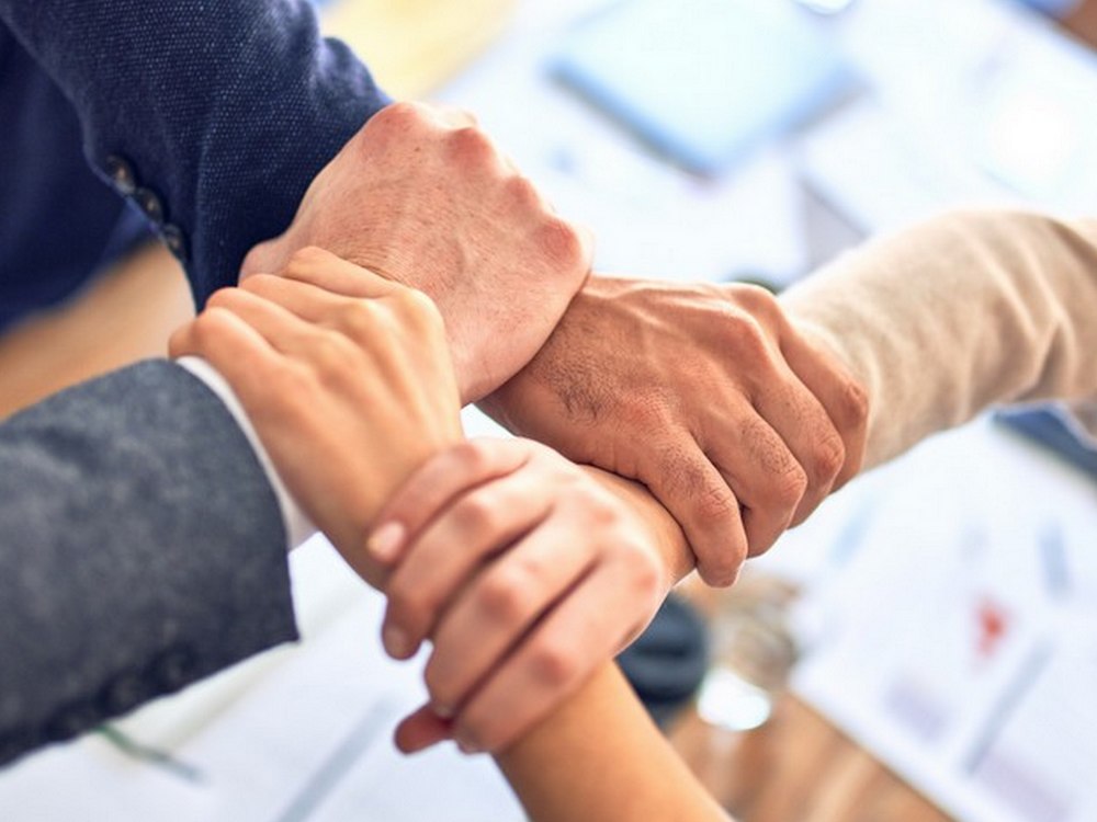 4 personnes qui se serrent les main pour être plus forts - MPO