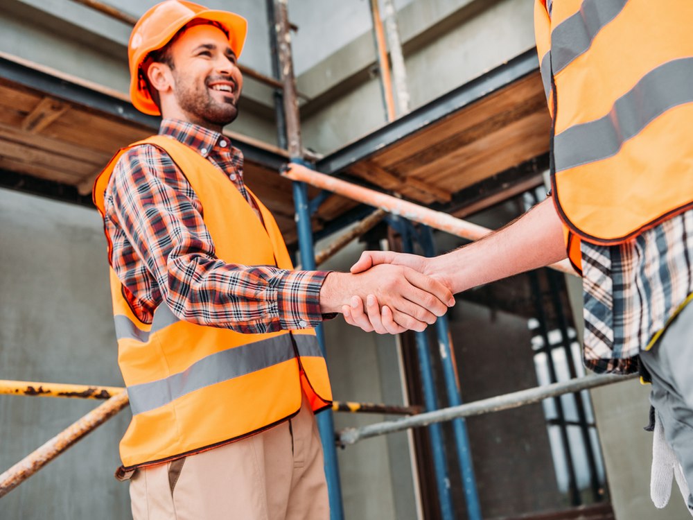 Personnes qui se sert la main avant de travailler - MPO